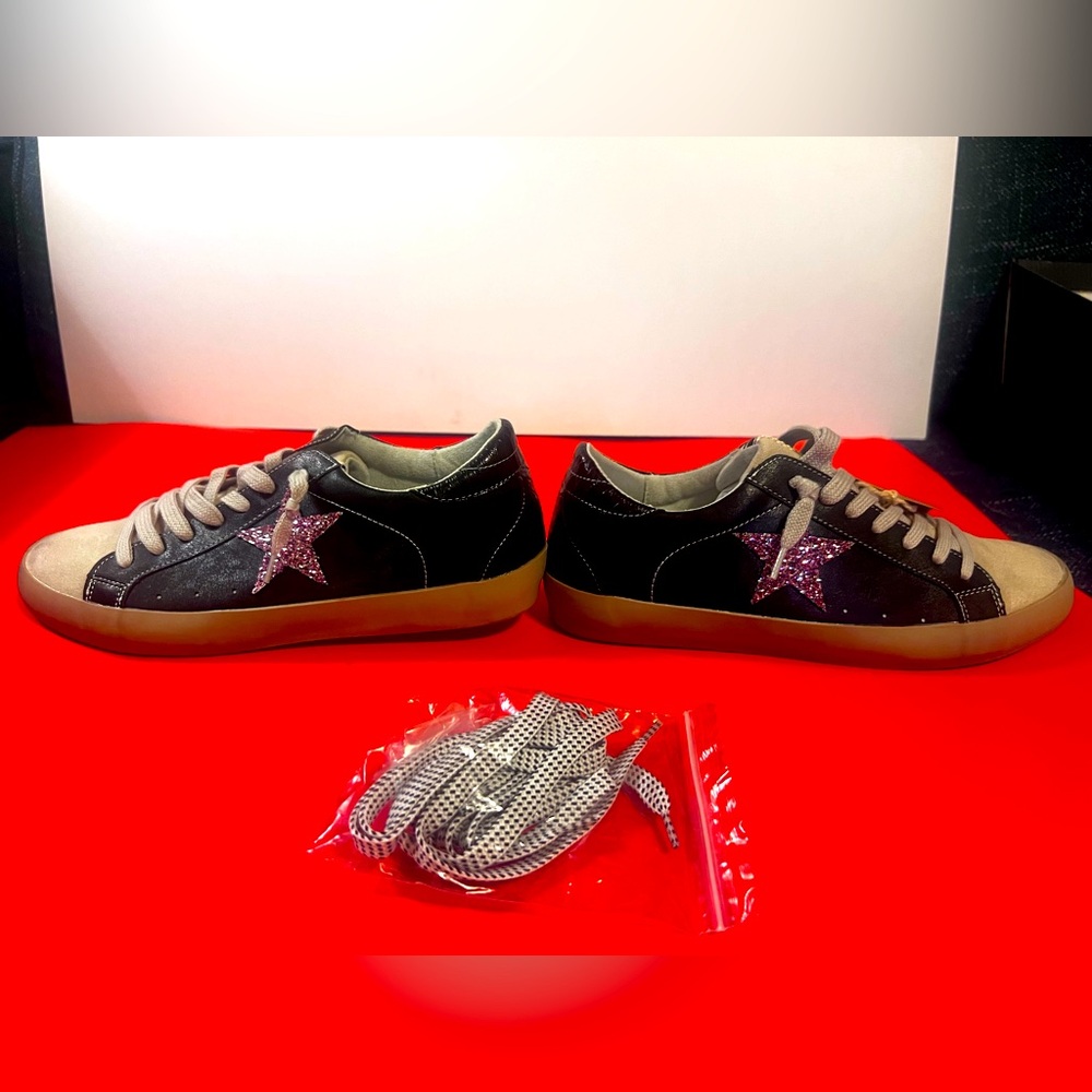 NWT. Shushop Pamela everyday star sneaker. Size 9 wide
